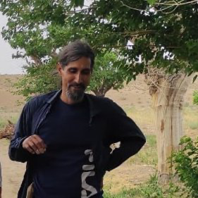 جواد سعیدی‌پور در فضای باز، زیر درخت